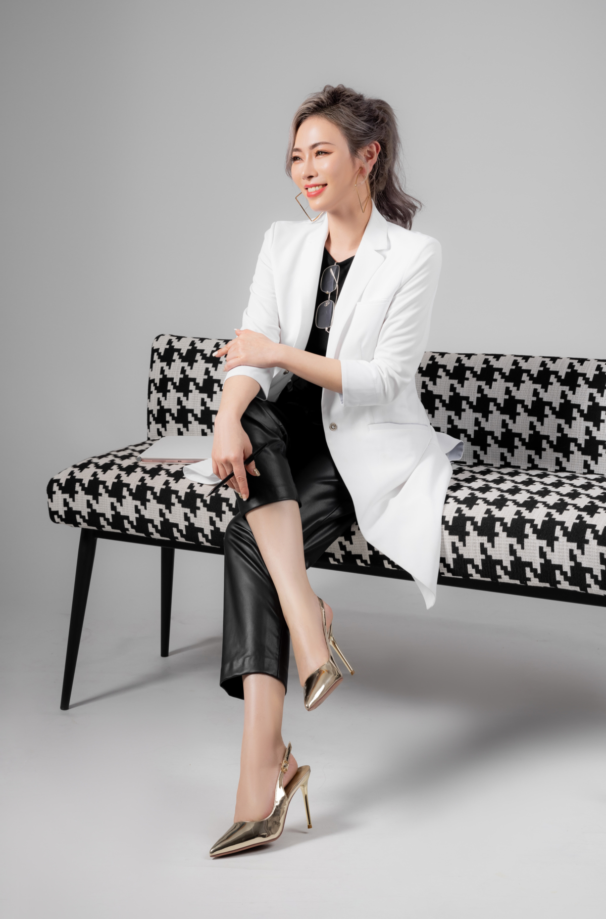 秘境美學診所-沈怡岒醫師，擁有甜美臉孔姣好身材，加上打造美的專業技術，被稱為醫美界芭比製造師。