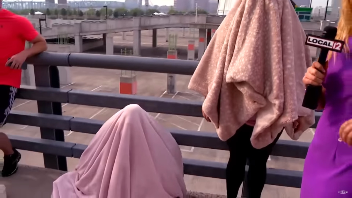 同行的兩位泰勒絲粉絲都以毛毯蓋住全身