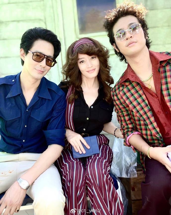 金憓秀手挽著《神鬼海底撈》兩位男神，三人看不出年齡差。