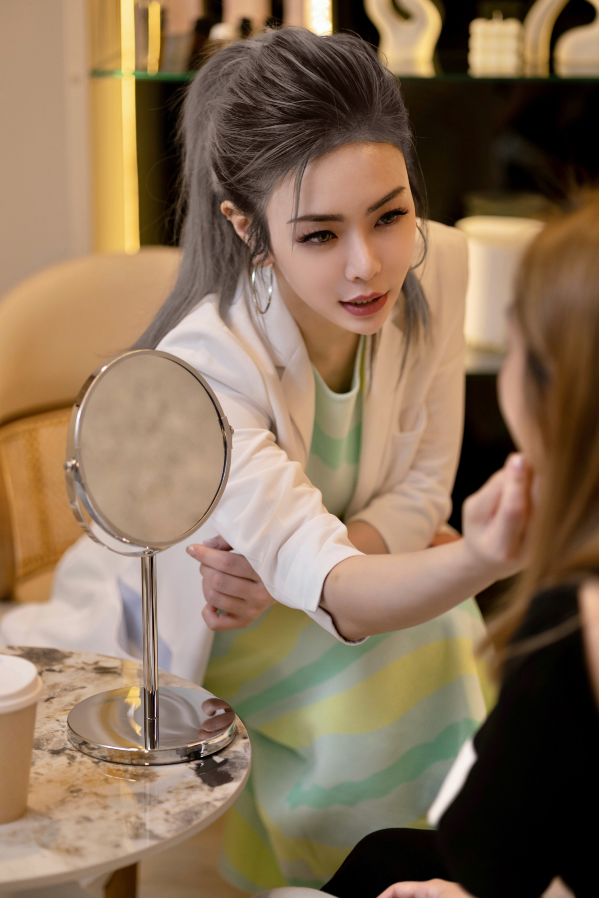 愛聊天的沈醫師，在訪談中展現十足的親和力，及爽朗自信的談吐。