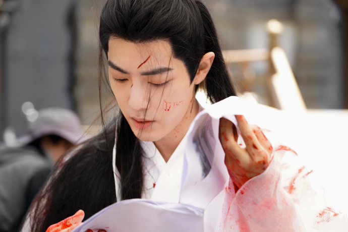 肖戰認真研讀劇本。