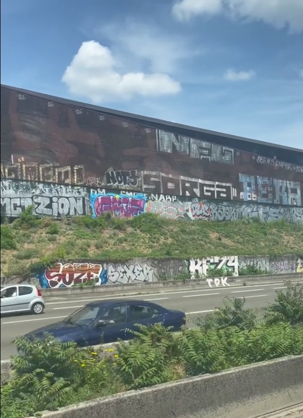 網友指出巴黎無論到哪裡都是塗鴉