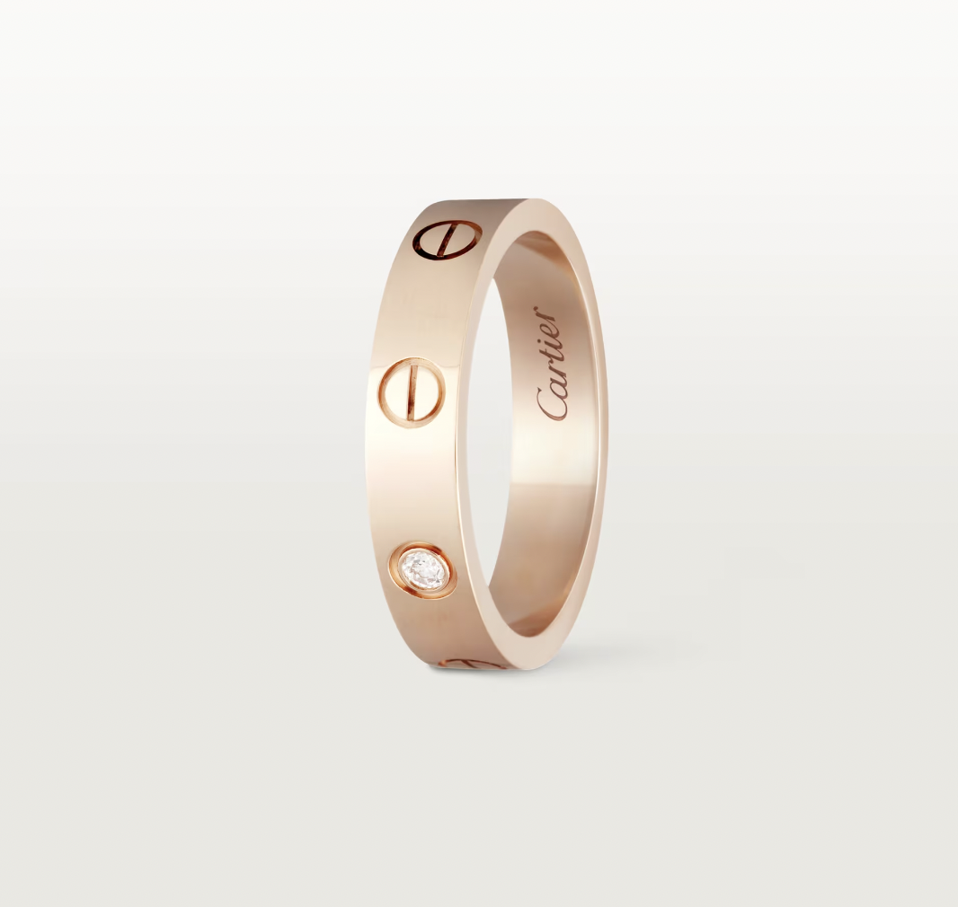 LOVE 婚戒,750:1000玫瑰金,鑲嵌一顆重0.02克拉的圓形明亮式切割鑽石。寬度:4毫米(適用尺寸:52)。