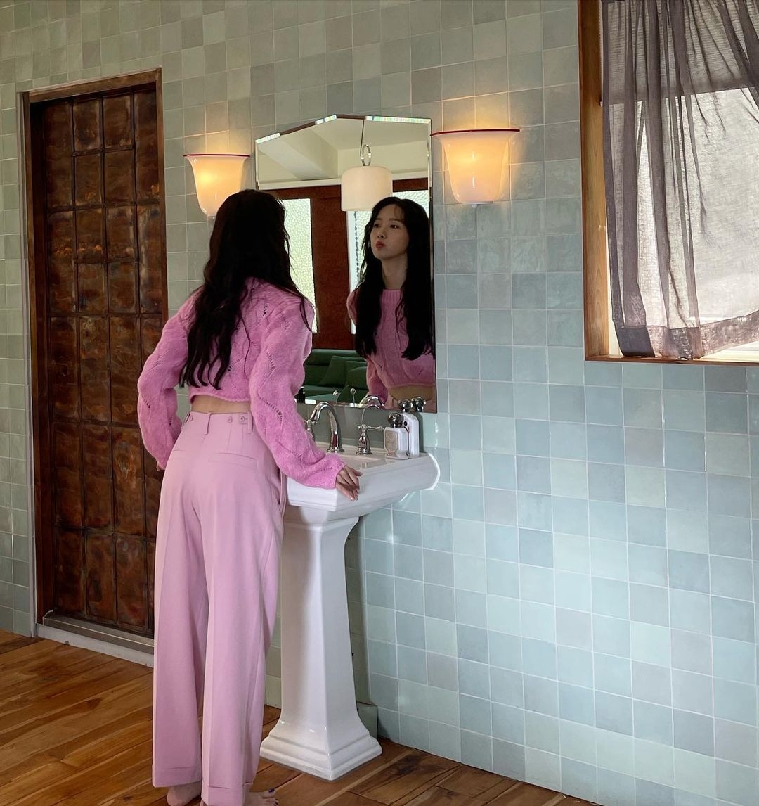 潤娥穿搭私下穿搭也會裡用上下同色系的搭配方式