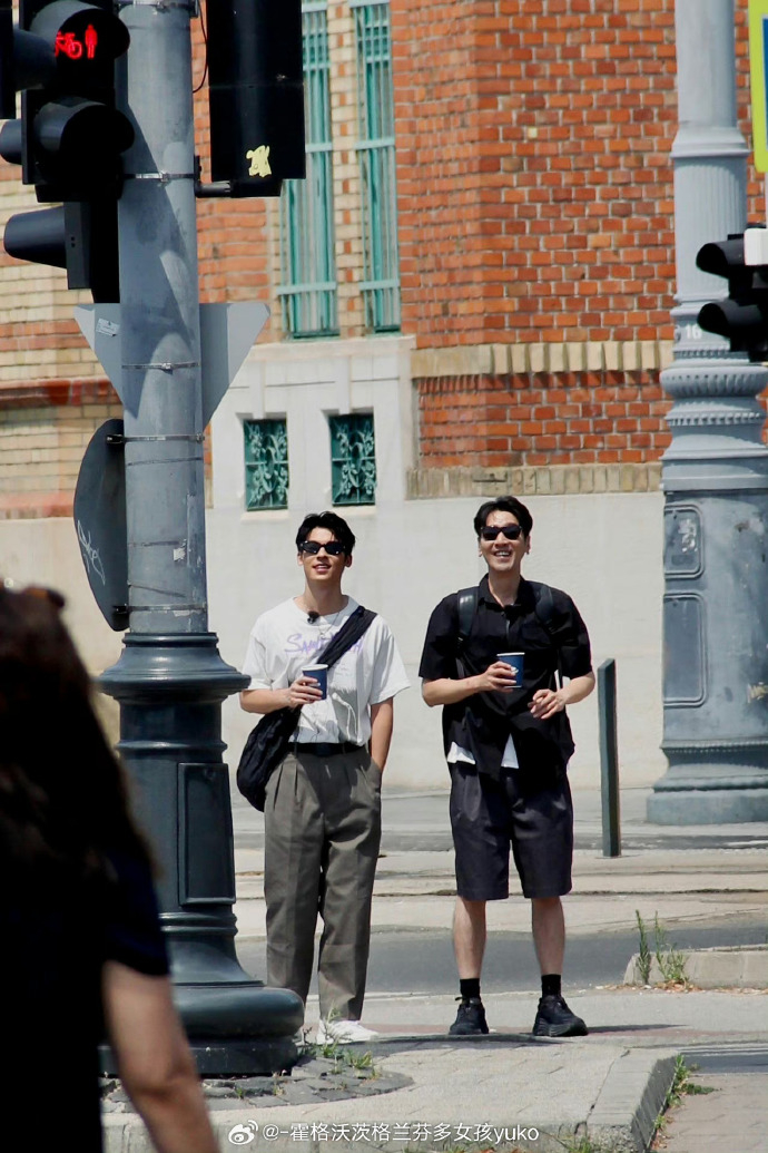 許光漢和趙又廷在異國街頭格外耀眼。