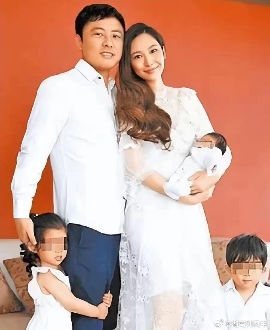 對比傳單上的照片，與吳佩慈昔日全家福照不謀而合