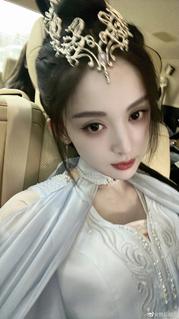 古力娜扎自拍照。