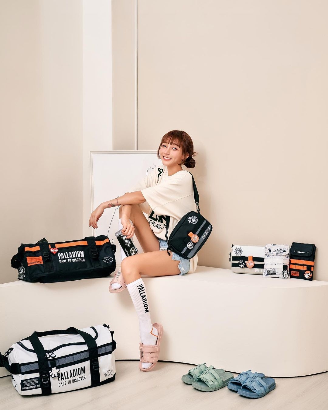 Rakuten Girls 林襄搶先背上PALLADIUM I迪士尼100周年系列旅行包袋系列,林襄更穿上櫻花粉紅的SOLEA SLIDE VELCRO潮流拖鞋搭配PALLADIUM LOGO長襪