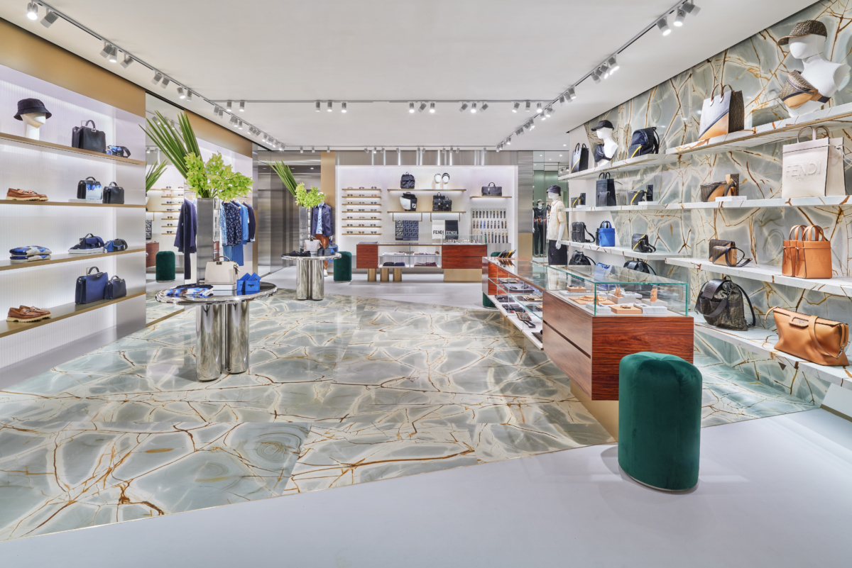 建材彰顯FENDI一貫以來的二元性，將粗糙的混凝土柱子及橫樑搭配與奢華感十足的大理石、香檳色金屬和鋼材，又點綴毛絨絨的地毯。