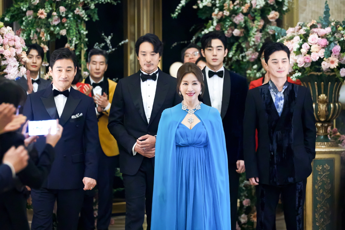 南韓大滿貫影后崔明吉在《榴蓮小姐》分別飾演古代婆婆和現代丹氏家族總帥會長。