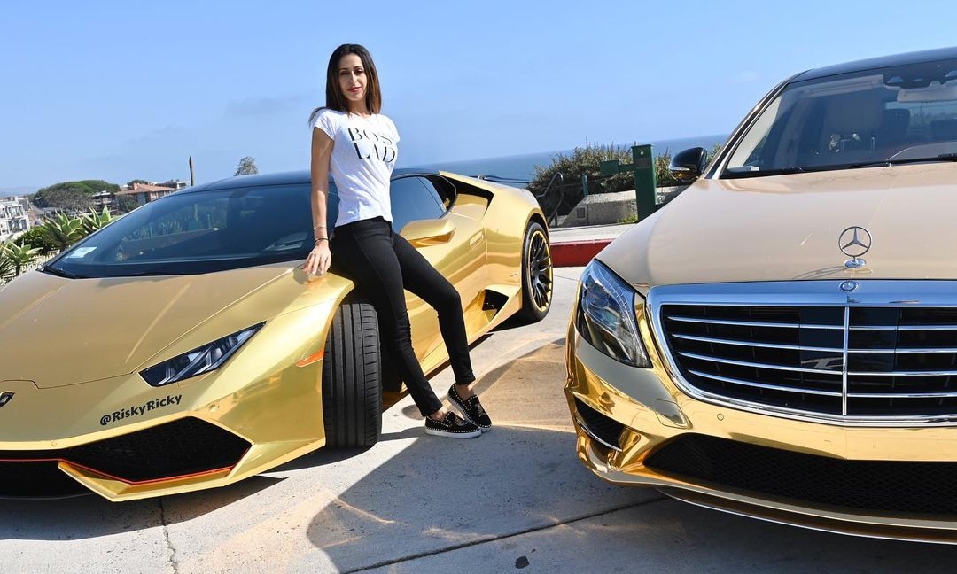 這對夫婦擁有多輛高性能汽車。