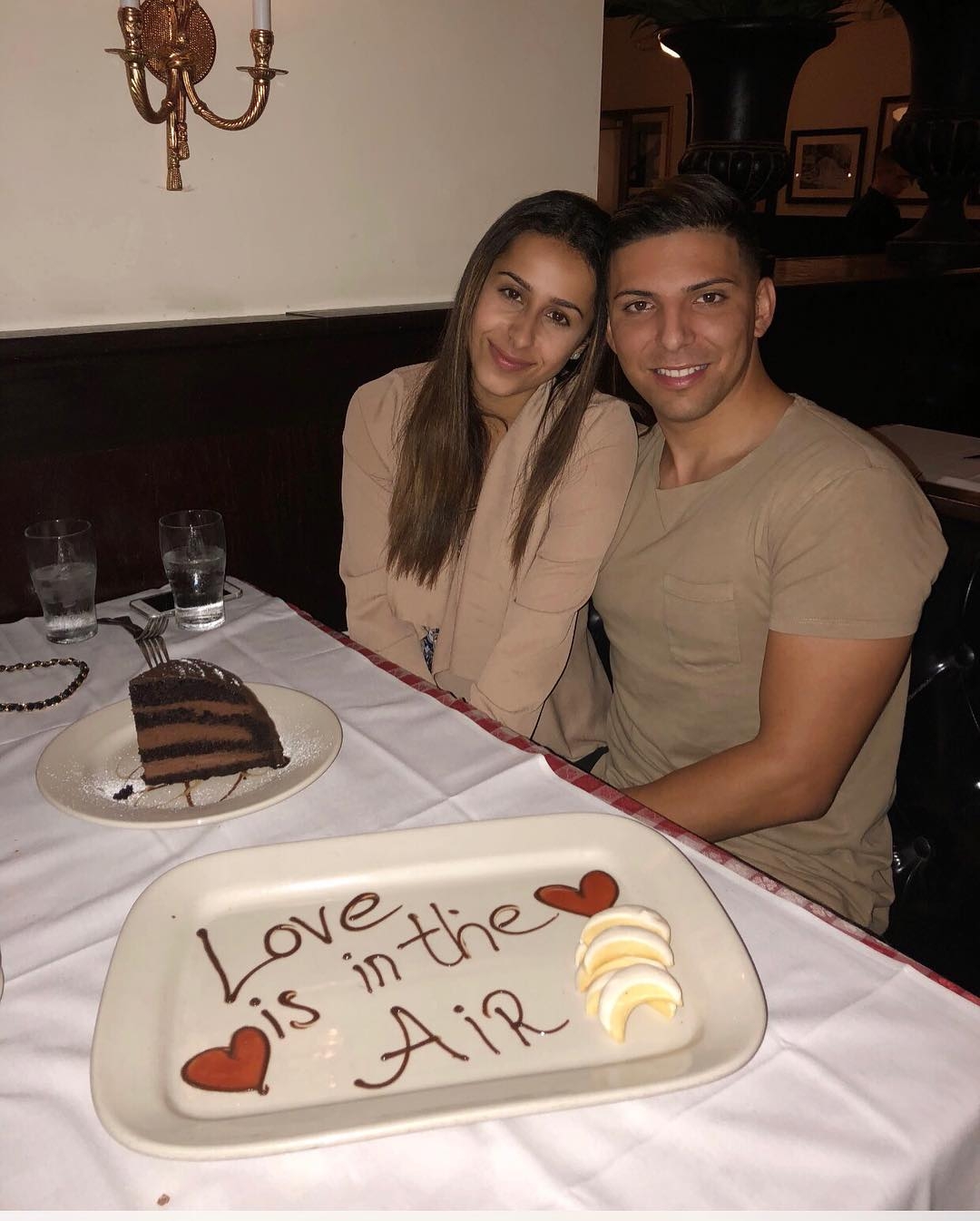 琳達跟富翁老公怎麼認識的？