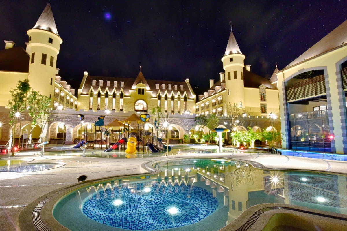 花蓮瑞穗天合國際觀光酒店晚間燈火通明的景象絕美。