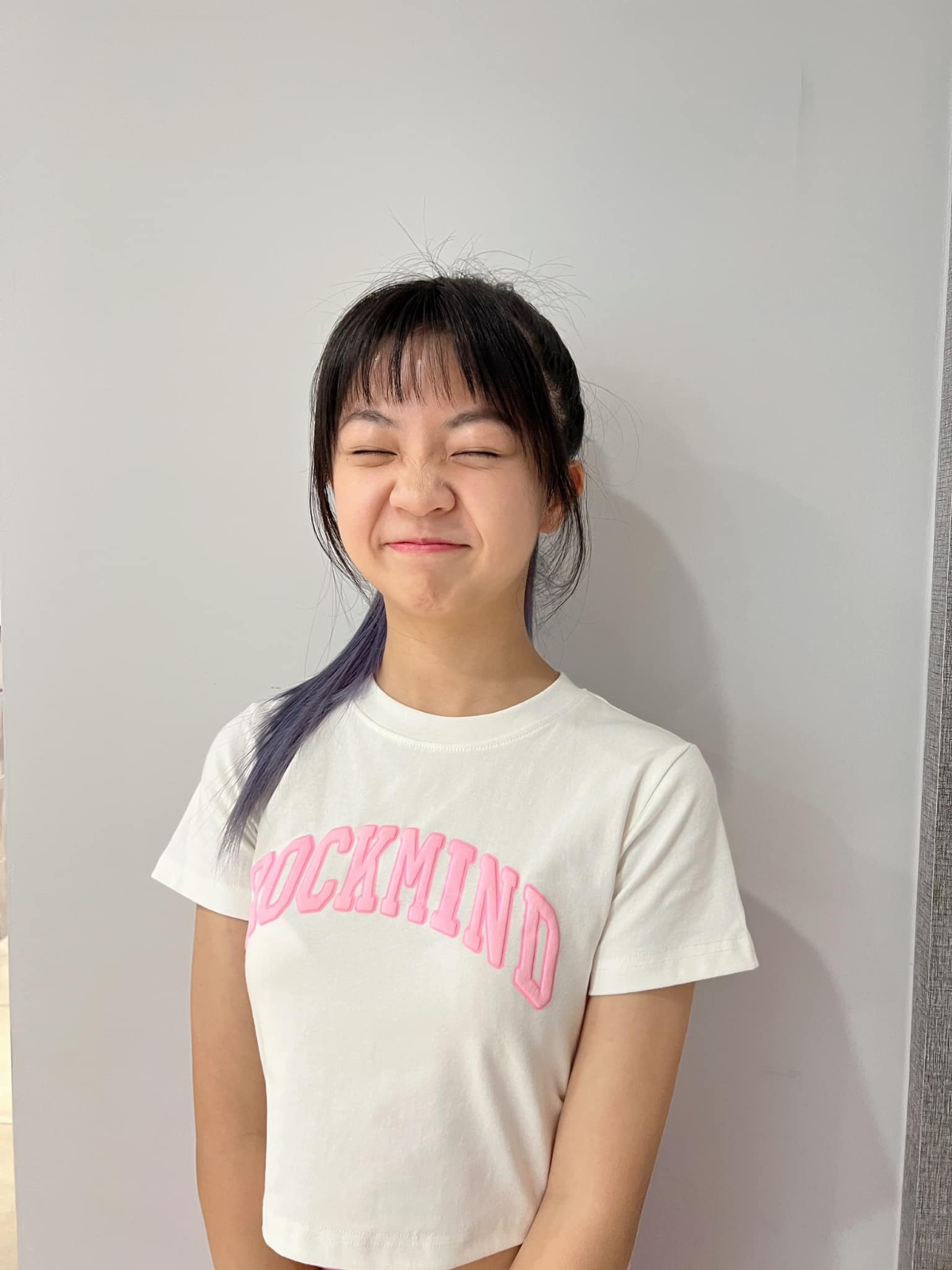 吳以涵露出開心表情表示已經到高中報到。