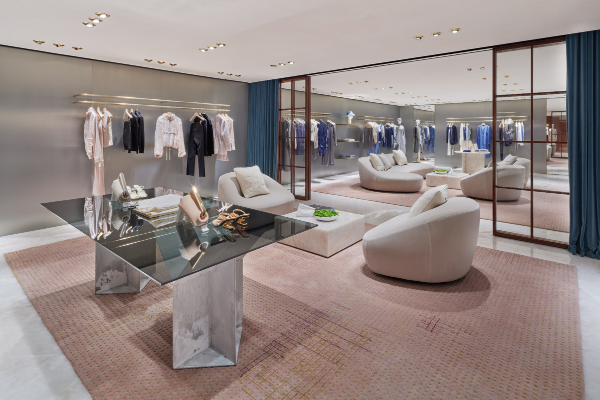 三層樓的全新 FENDI 表參道店佔地855平方公尺，共有地下一層及地上兩層。