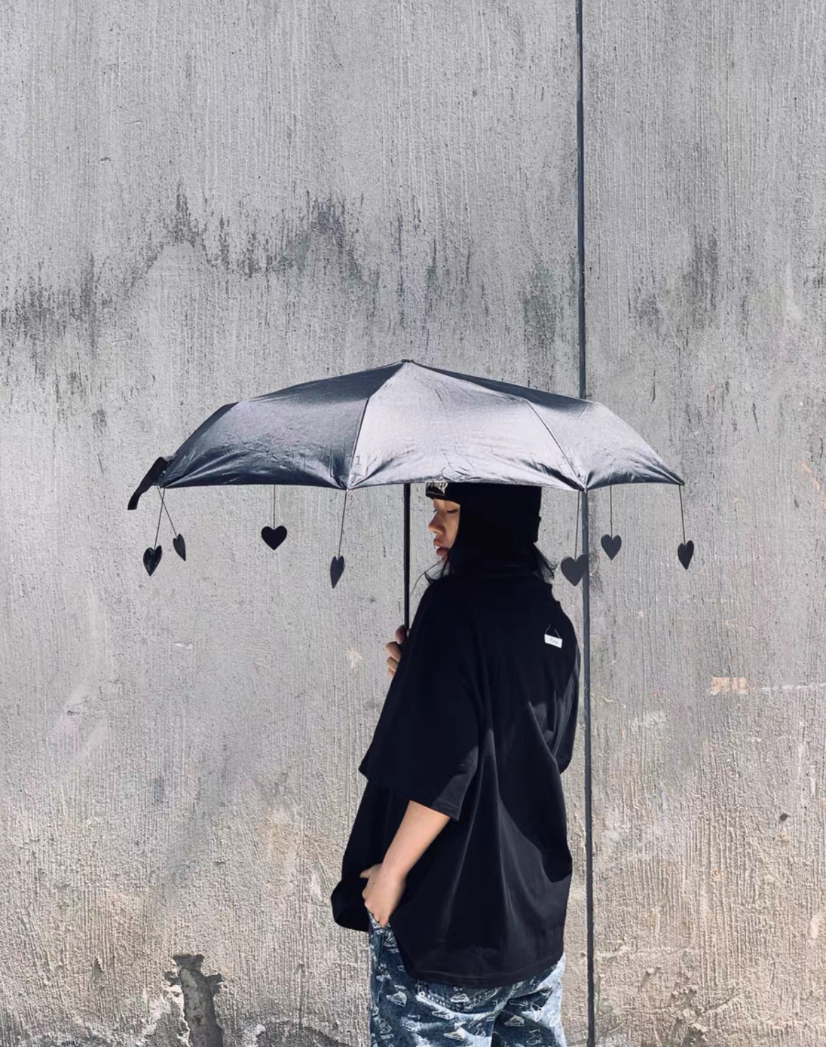 趣味陽傘盤點5:Y2K黑色愛心垂墜傘