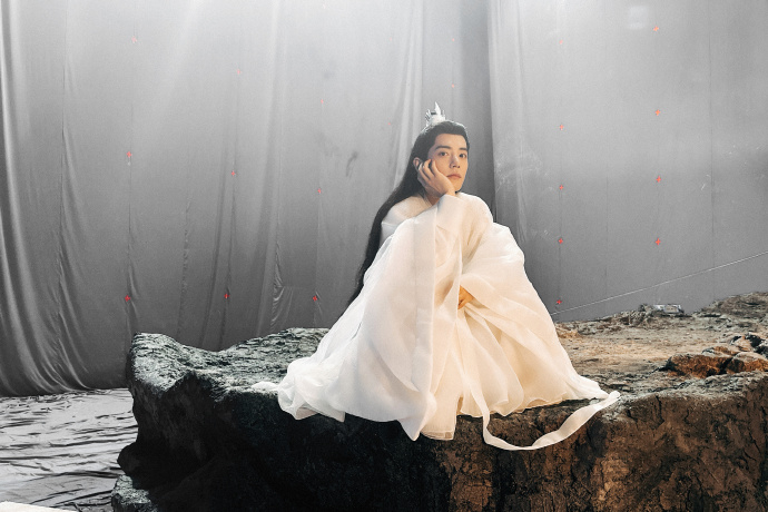 肖戰《玉骨遙》扮相清冷俊逸。