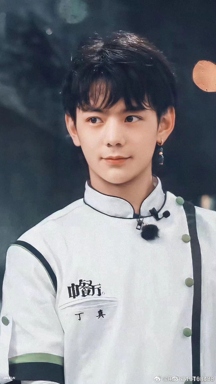 藏族鮮肉男孩丁真也驚喜現身《中餐廳7》。