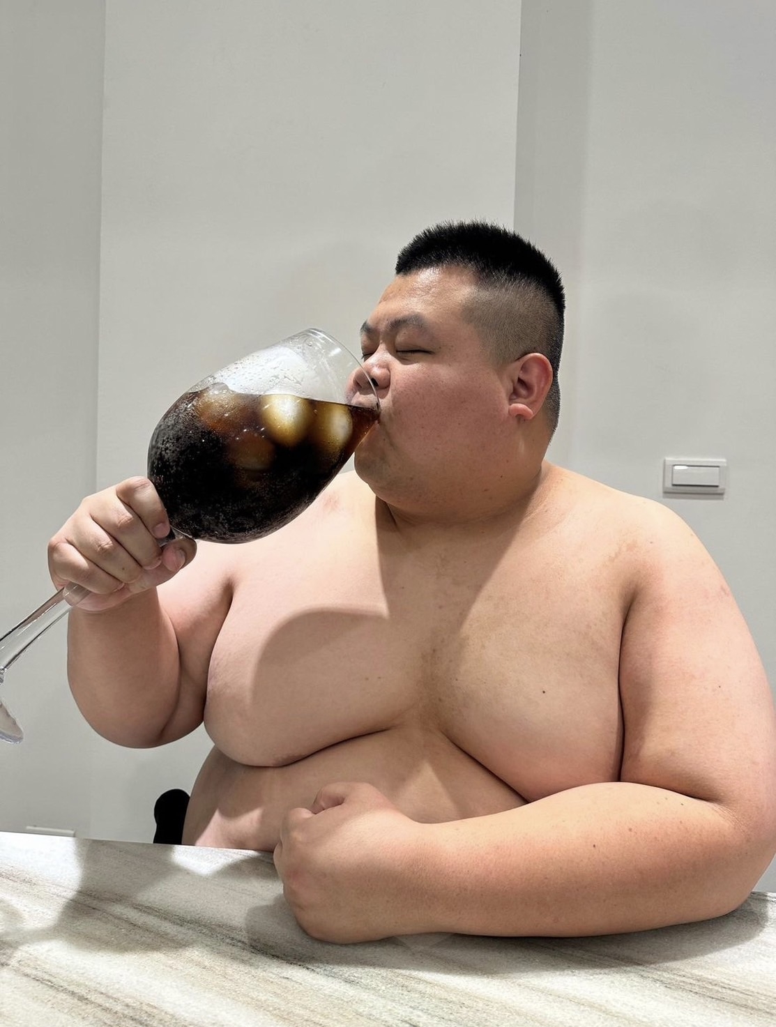 到底是杯子太大還是大蛇丸上圍太大?