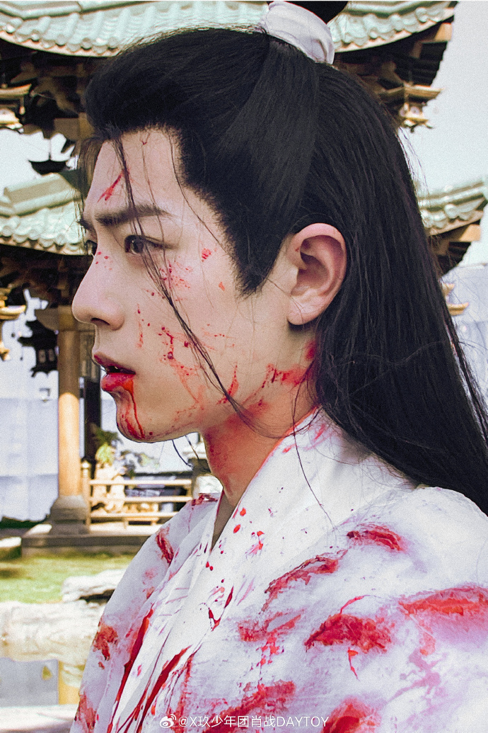 在劇中身受重傷的肖戰眼神依然堅毅。