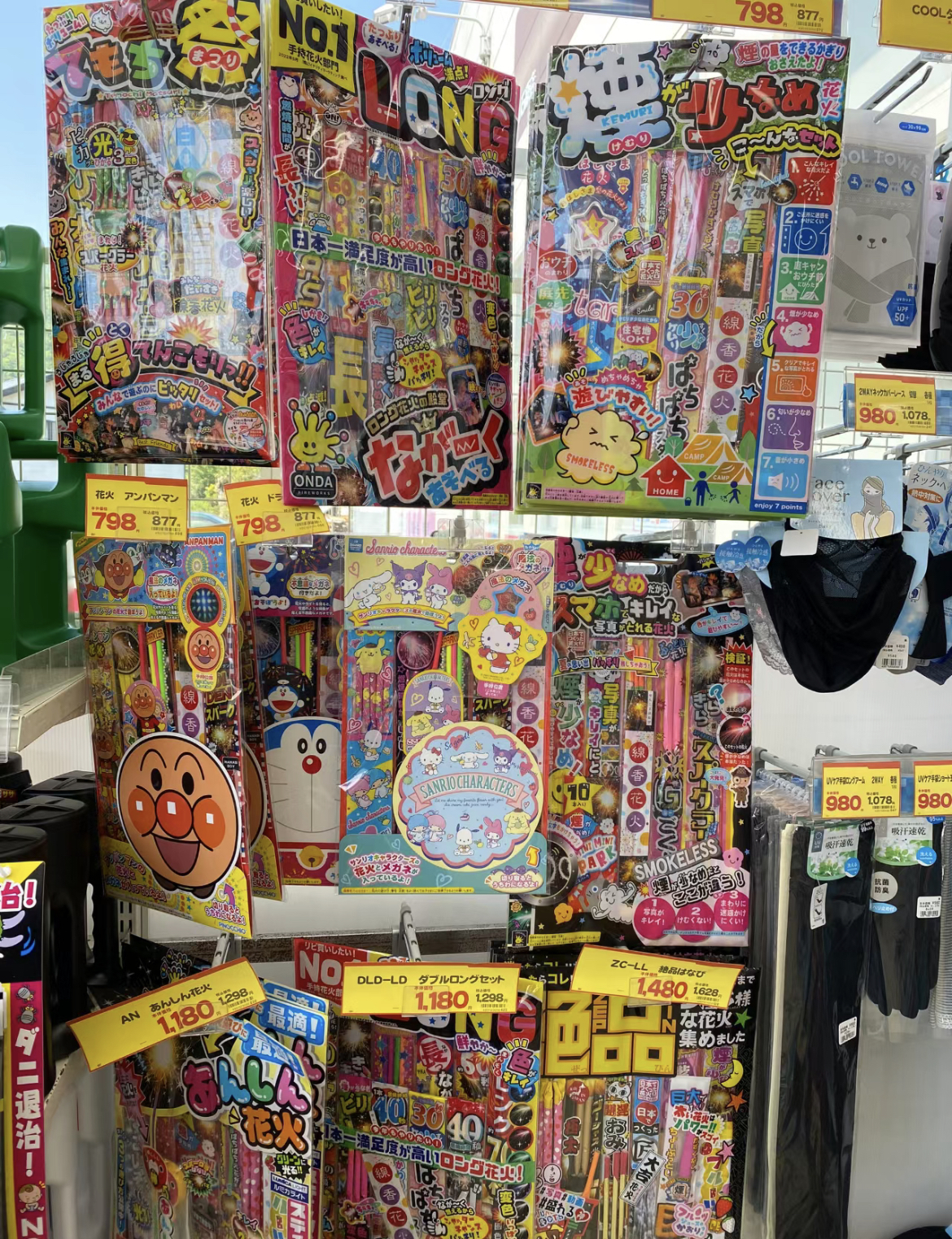 日本每年夏天各大量販店都會販賣大量煙火