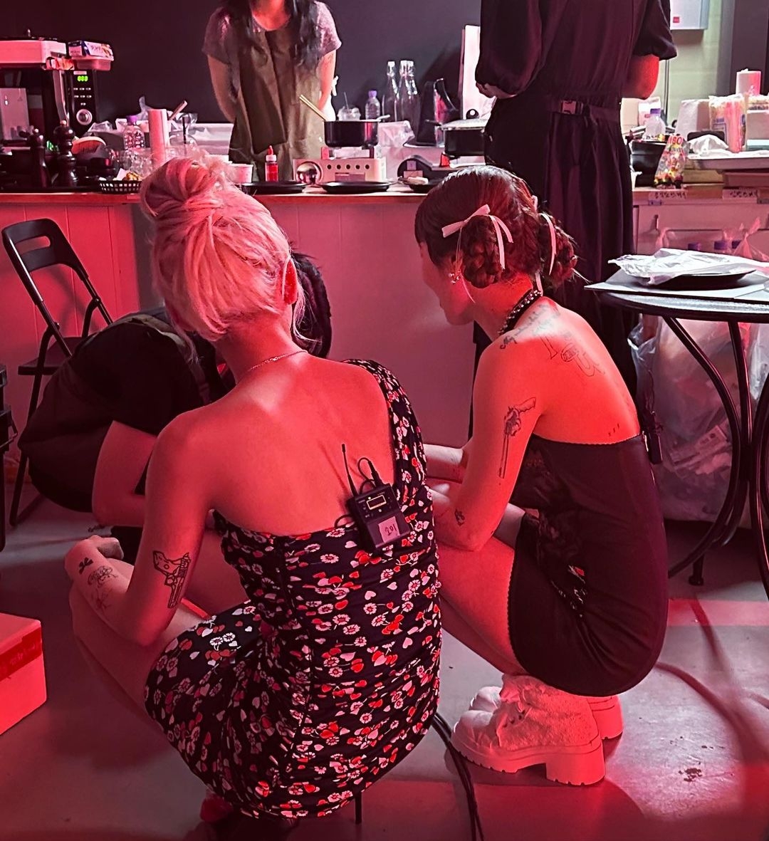 泫雅與SOMI背影閨蜜刺青明顯。