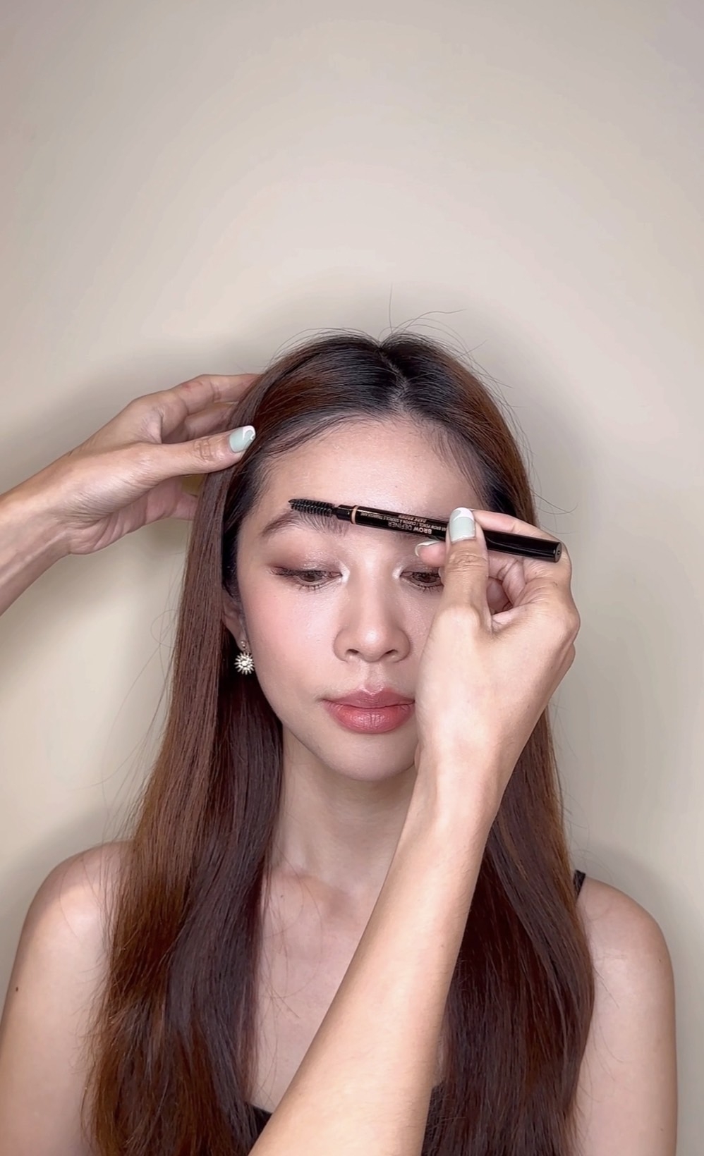 眉頭則可以利用眉刷沾取透明眉膠向上梳,加強野生感。