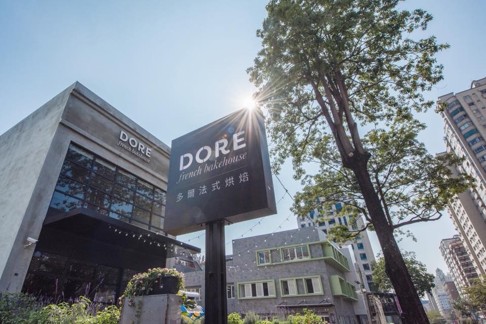 「多爾法式烘焙」淺灰色的建築外型獨特又亮眼。