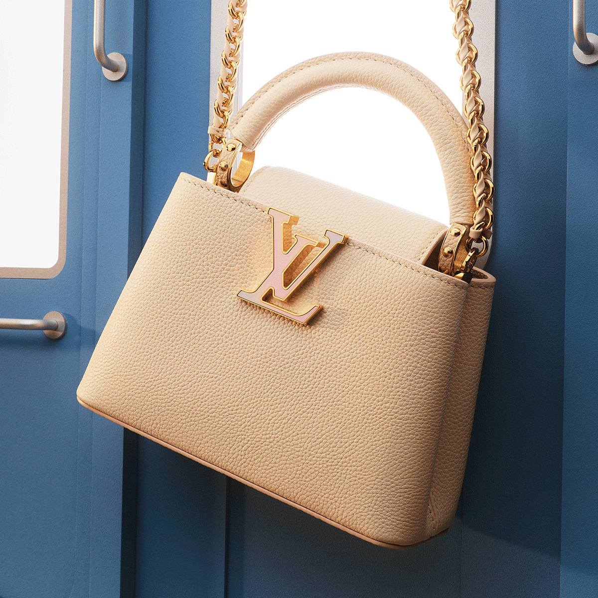 Louis Vuitton Capucines Mini NT201,000。