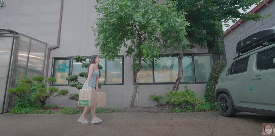 李多慧獨自一人提著兩箱重物開始了「一人車宿生活」。