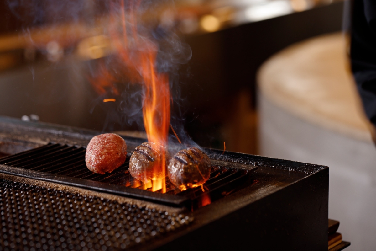 「挽肉と米」Juicy肉排令人垂涎三尺。