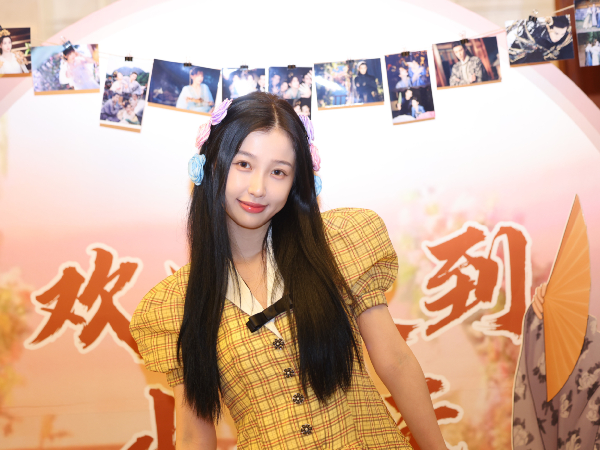 虞書欣頭戴雙花為《蒼蘭訣》一周年主題派對揭開序幕。