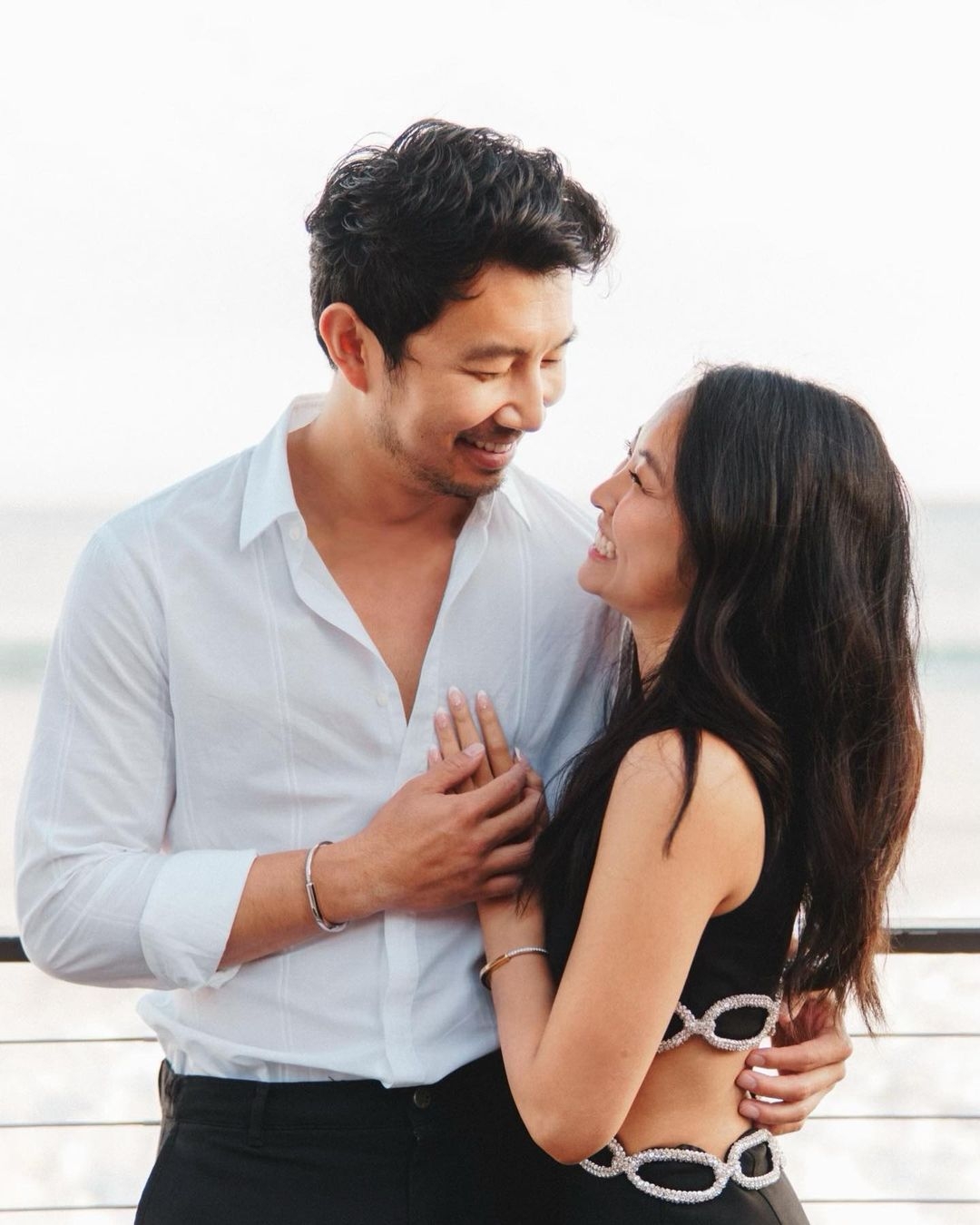 劉思慕和Allison Hsu甜笑相望。