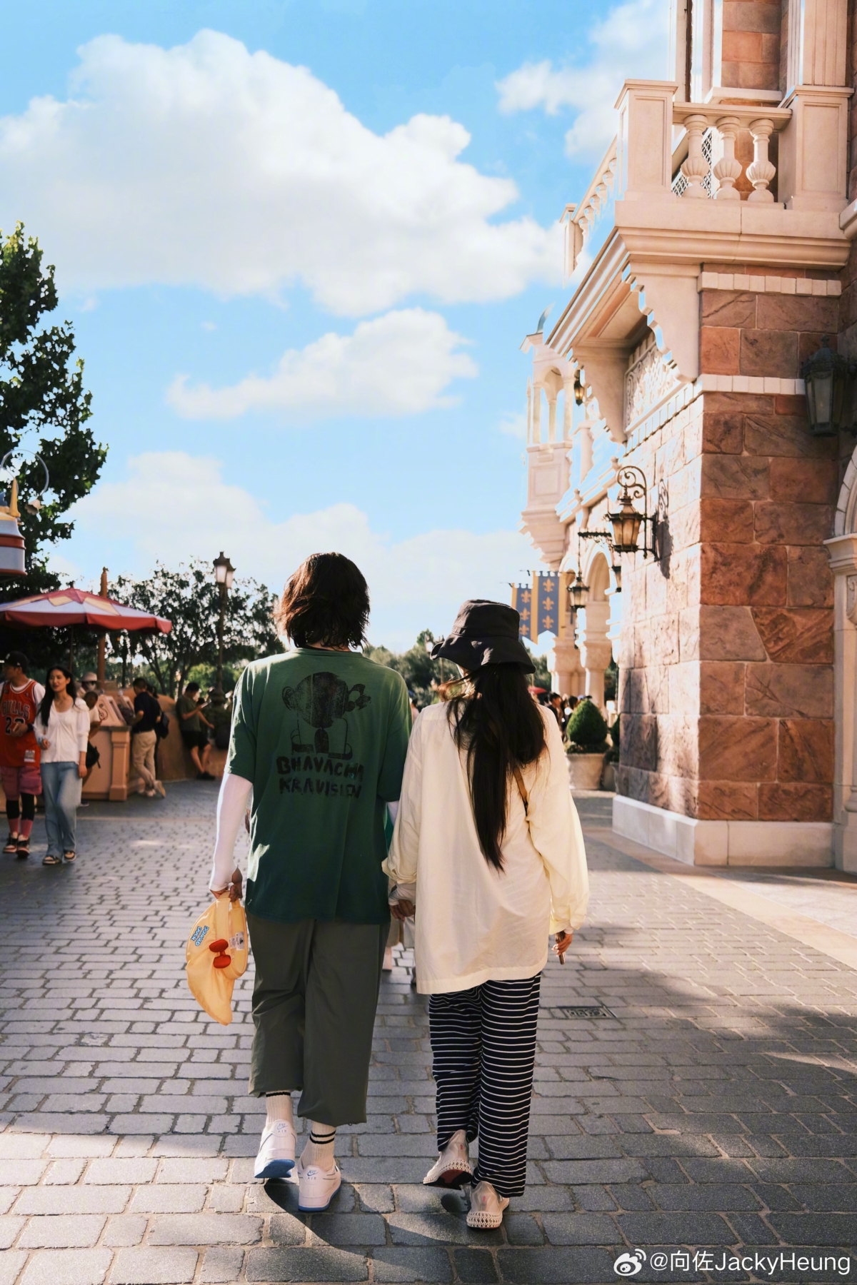 郭碧婷與向佐背影照十指緊扣,勇敢擊退婚變傳言。