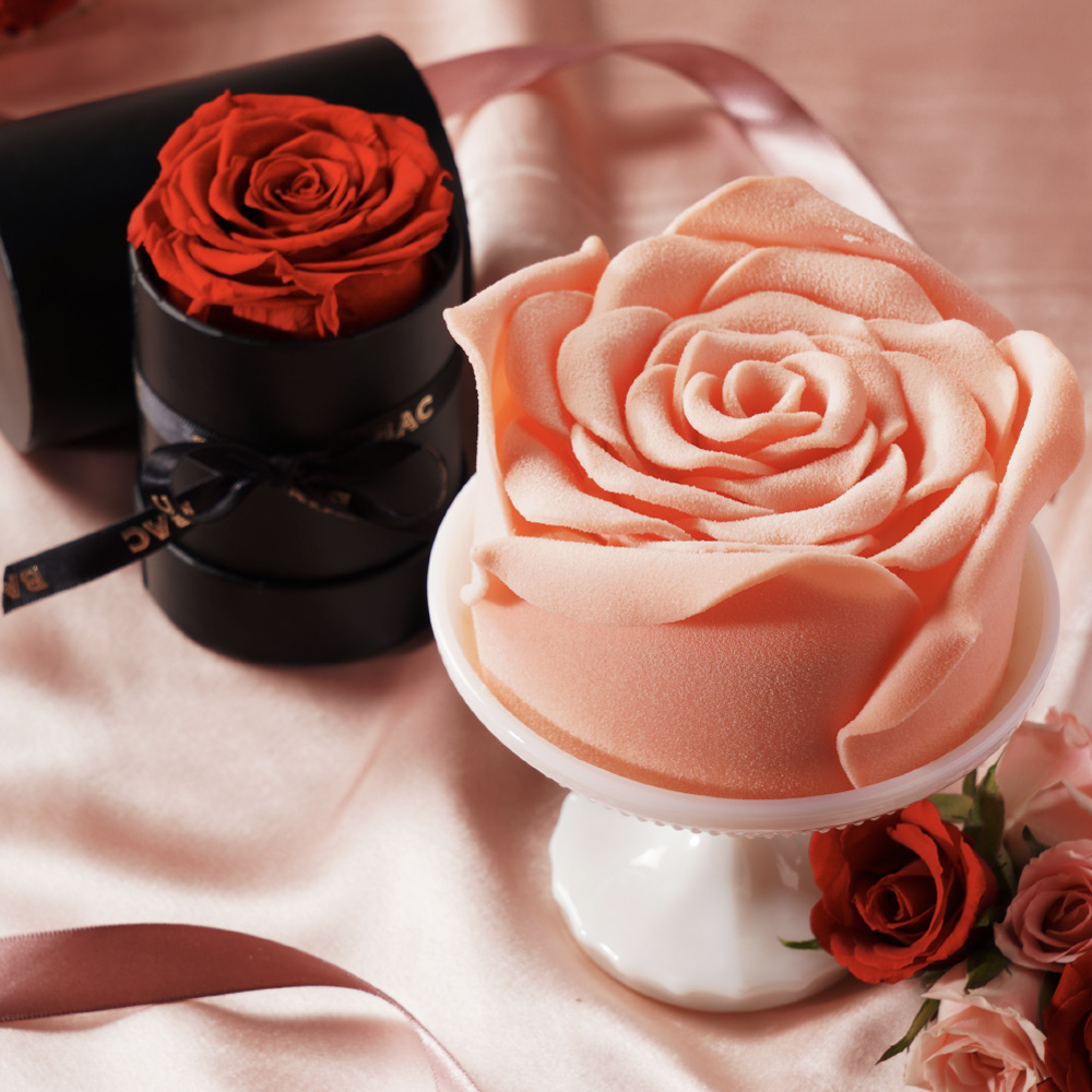 BAC「玫瑰夕語系列蛋糕」做工精細到與一旁的真實紅玫瑰無異。