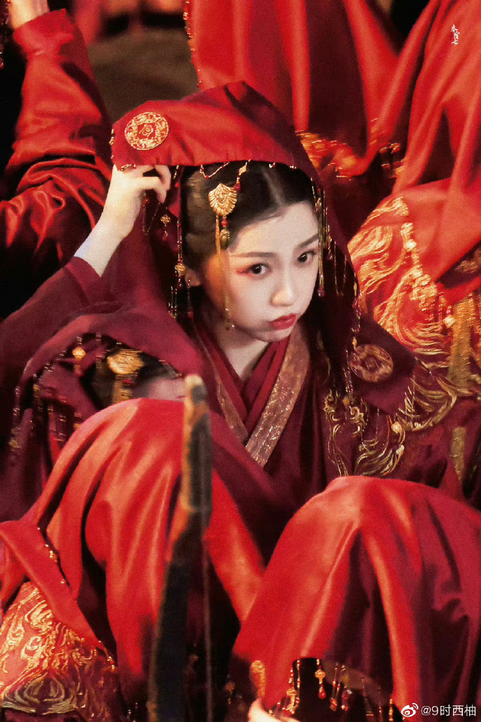 虞書欣在《永夜星河》中疑似大婚的片段曝光。