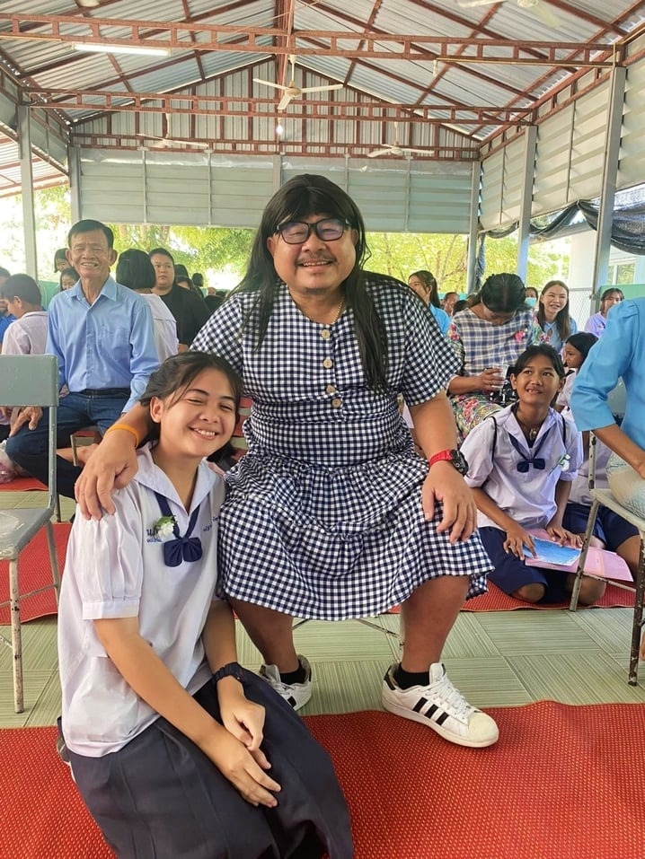 泰國單親爸爸為了女兒變裝成媽媽