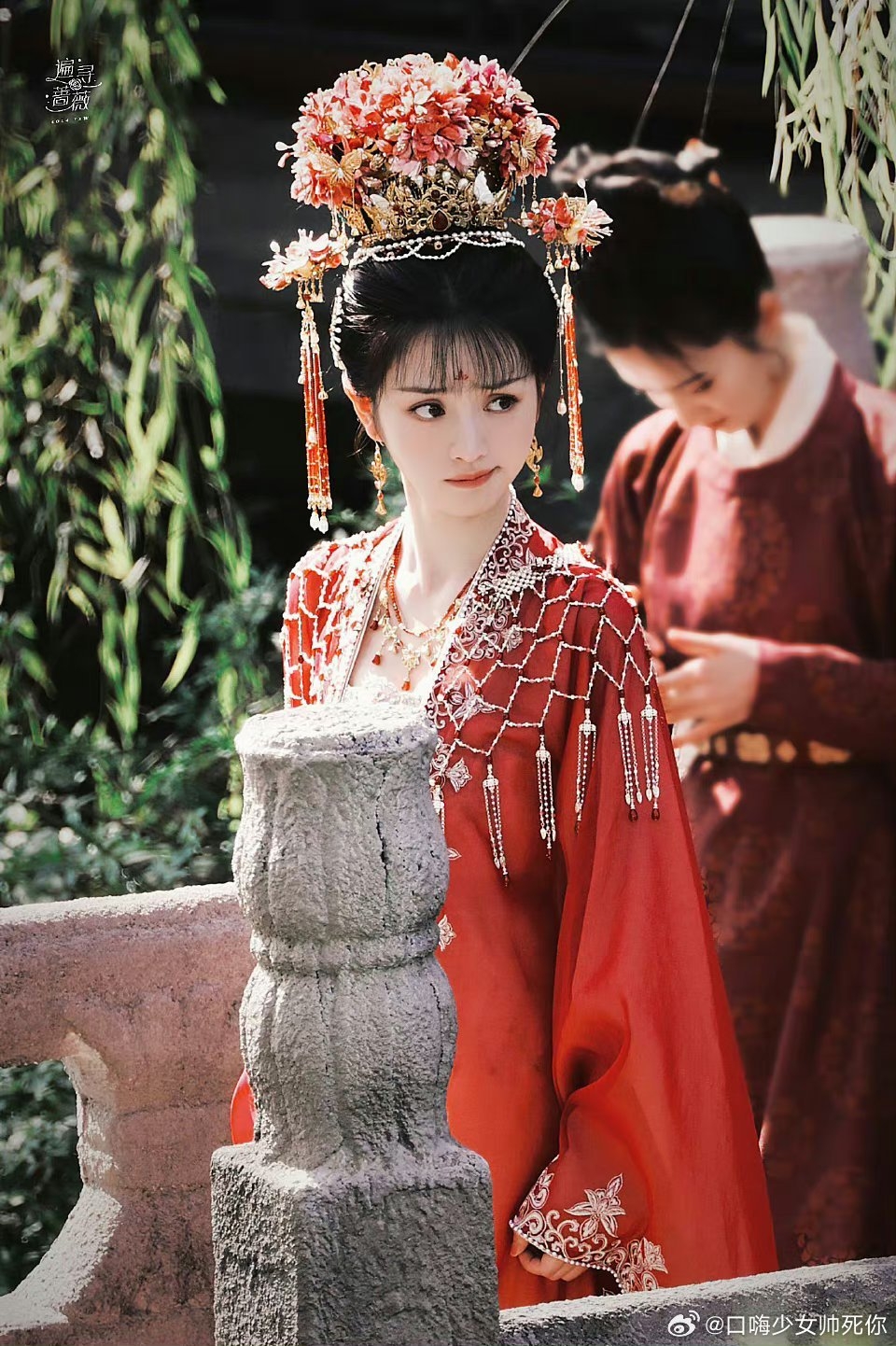 《大奉打更人》頭戴髮冠的田曦薇亮眼逼人。