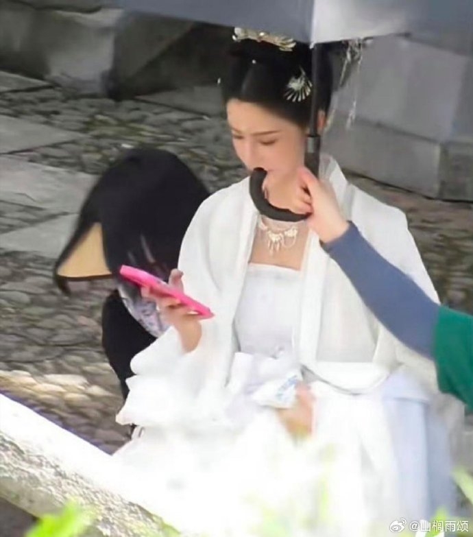 女星張淼怡在《大奉打更人》飾演王鶴棣的堂妹。