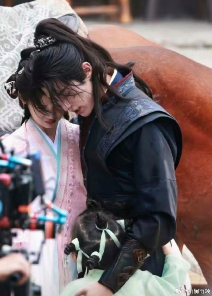 張淼怡站在王鶴棣身旁彷彿一對小夫妻。