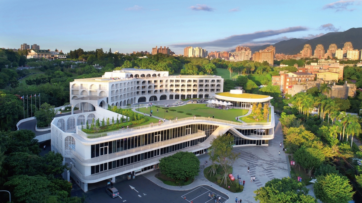 純白建築的將捷鬱金香酒店擁有遼闊美景。