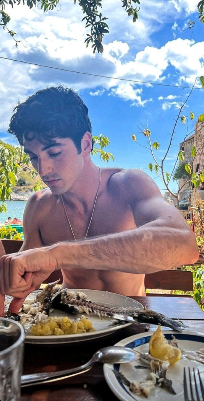 Taylor Zakhar Perez曾是職業游泳選手