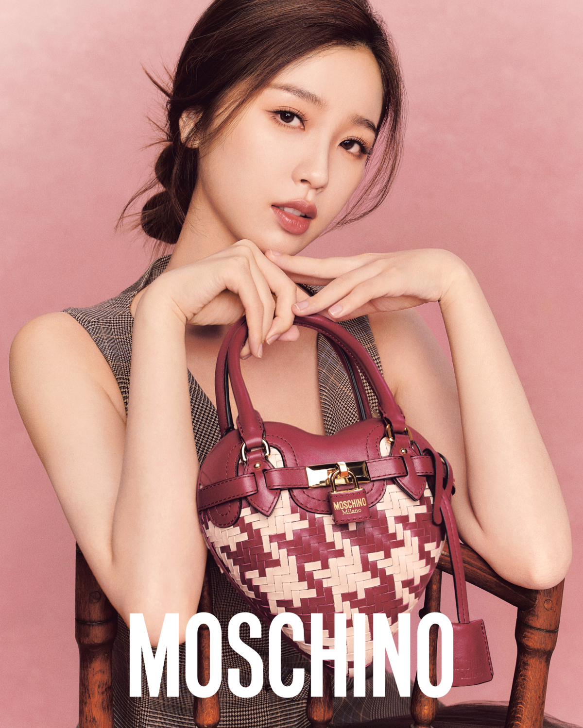 虞書欣詮釋MOSCHINO HEARTBEAT BAG