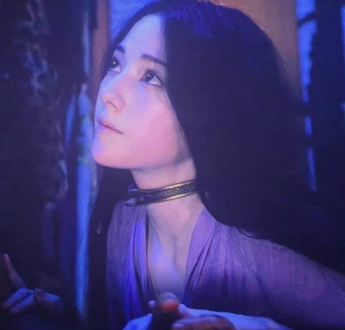 娜然眼神清純。