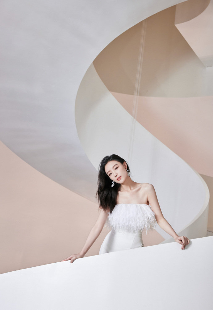 過去在擅長展現出性感、個性兩種韻味的倪妮,近期以純白羽毛禮服展露仙氣。