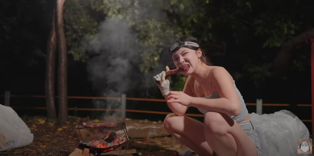 李多慧拿起烤肉就豪邁大口嗑！