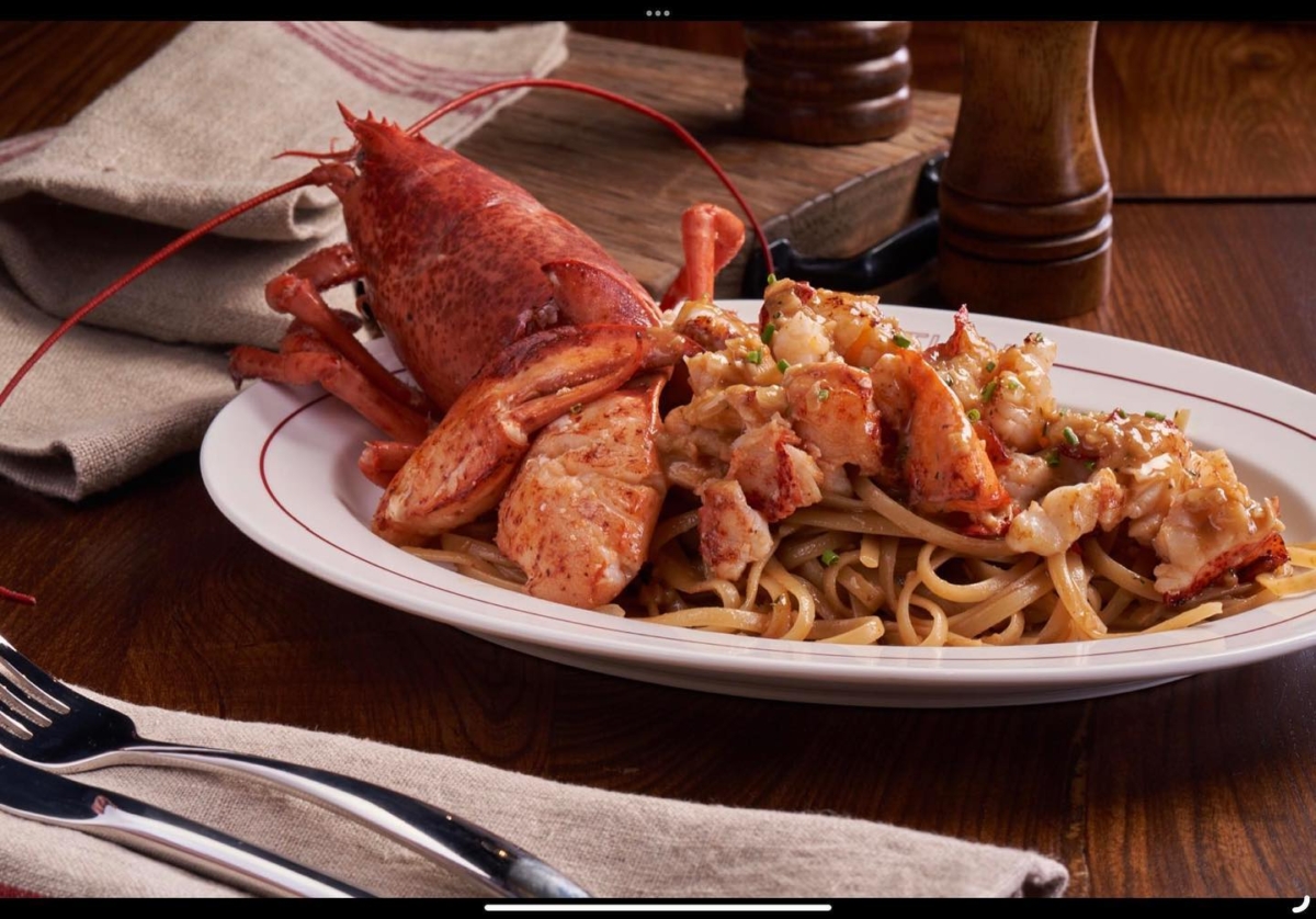 JK Studio 法式餐酒館「波士頓龍蝦麵」使用整隻波士頓龍蝦、細扁麵、茵陳蒿、蝦醬汁製成。