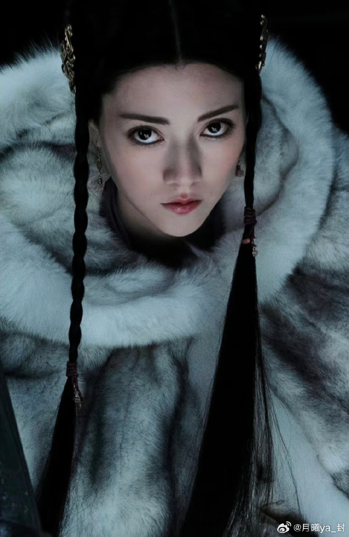 娜然被許多人認為和迪麗熱巴有著極高的相似度。