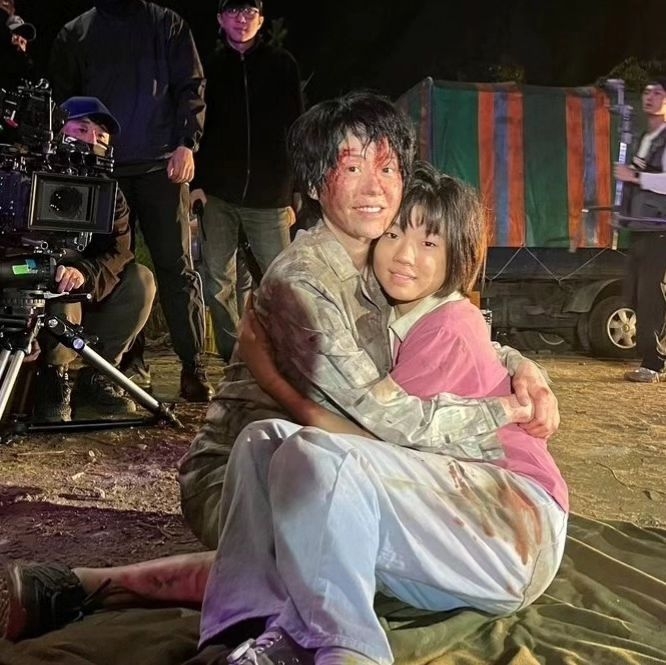 高賢廷在《假面女郎》滿臉是血緊摟懷中女兒。