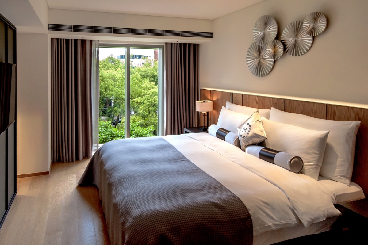 慕軒飯店位於敦化南路綠蔭大道上，是水泥叢林中的城市綠洲。